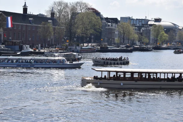 How to travel in boat in Amsterdam